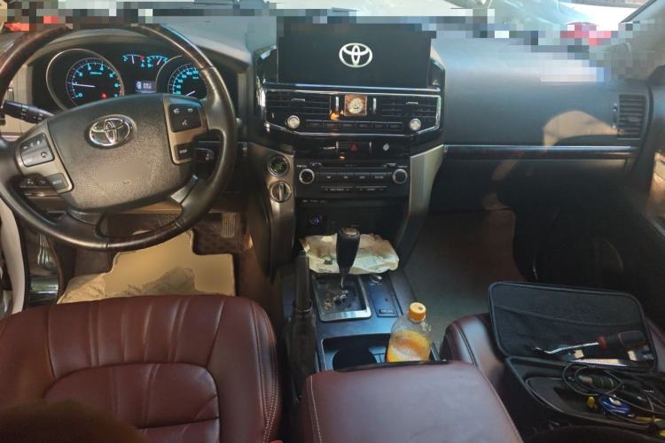 Used Toyota Land Cruiser 2010 4.7L Automatic VX Center Console