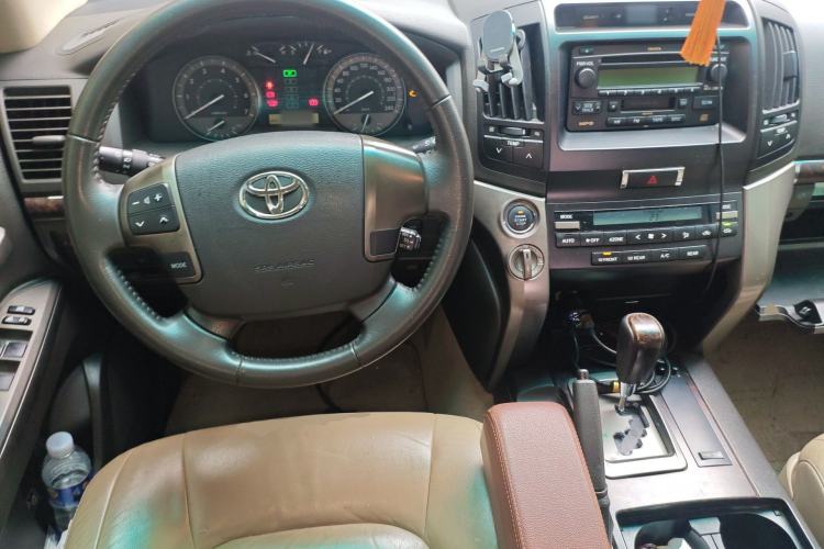 Used Toyota Land Cruiser 2010 4.0L Automatic VX Center Console