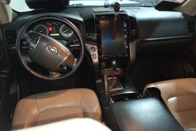 Used Toyota Land Cruiser 2010 4.0L Automatic VX Center Console