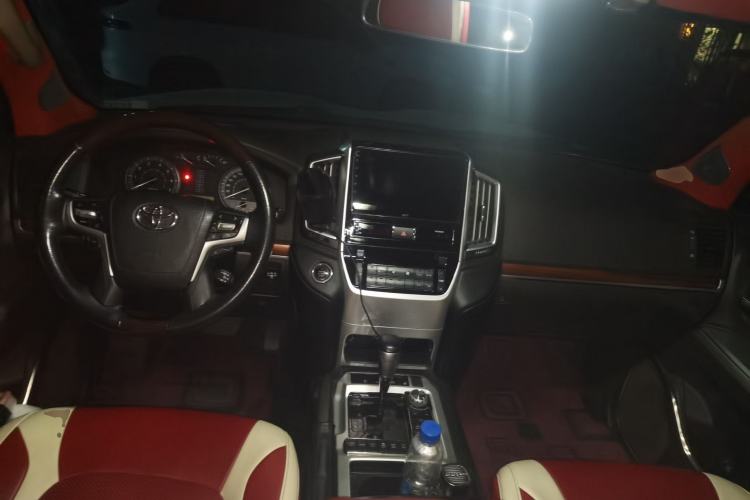 Used Toyota Land Cruiser 2010 4.0L Automatic VX Center Console