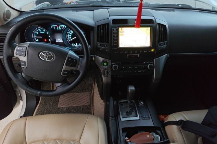 Used Toyota Land Cruiser 2010 4.7L Automatic VX Center Console