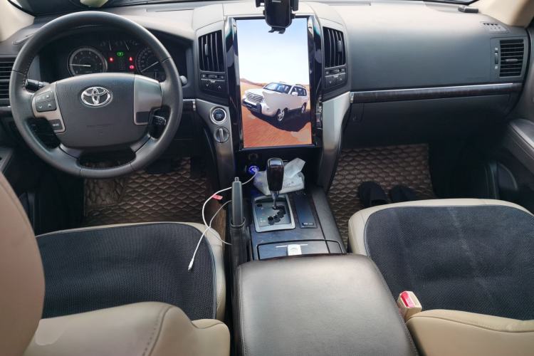 Used Toyota Land Cruiser 2010 4.0L Automatic VX Center Console