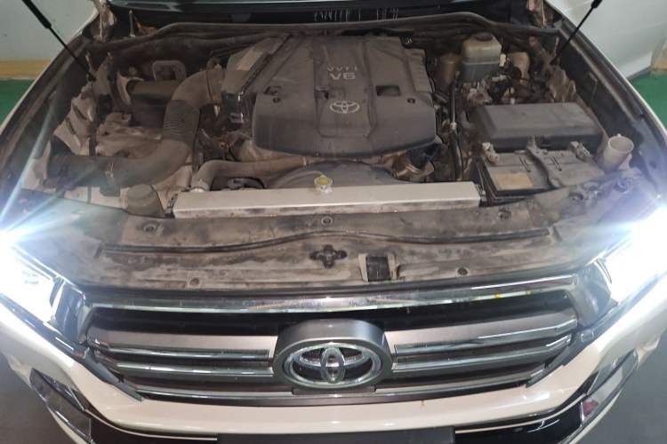 Used Toyota Land Cruiser 2010 4.0L Automatic VX Engine Bay