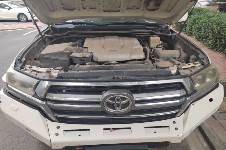 Used Toyota Land Cruiser 2010 4.7L Automatic VX Engine Bay