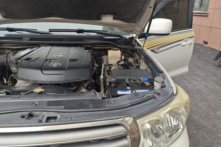 Used Toyota Land Cruiser 2010 4.0L Automatic VX Engine Bay Left