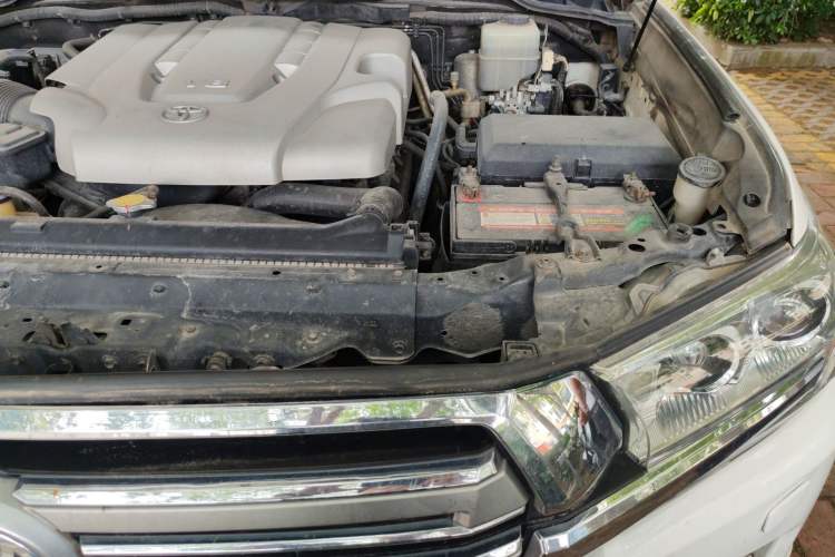 Used Toyota Land Cruiser 2010 4.7L Automatic VX Engine Bay Left