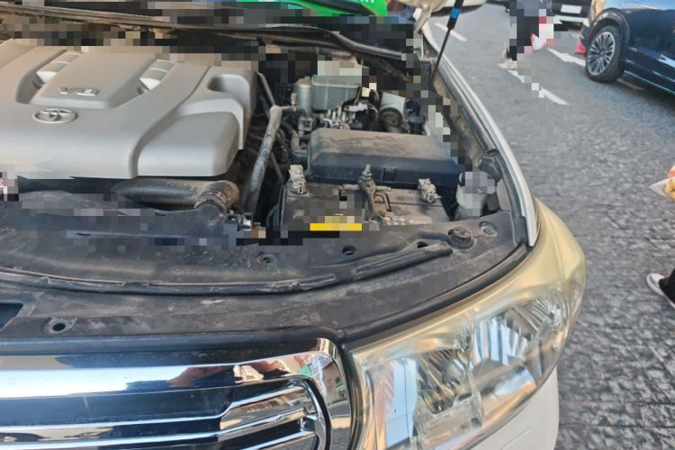 Used Toyota Land Cruiser 2010 4.7L Automatic VX Engine Bay Left