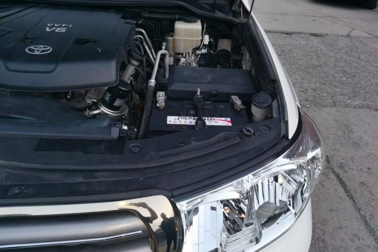 Used Toyota Land Cruiser 2010 4.0L Automatic VX Engine Bay Left
