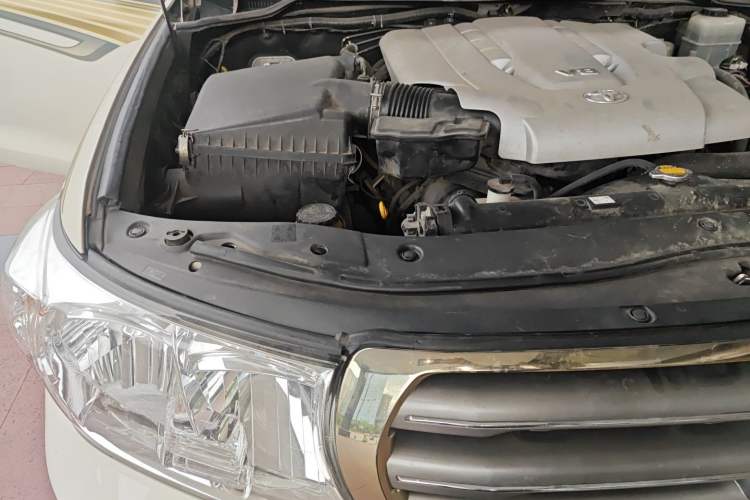 Used Toyota Land Cruiser 2010 4.7L Automatic VX Engine Bay Right