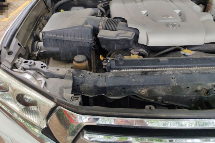 Used Toyota Land Cruiser 2010 4.7L Automatic VX Engine Bay Right