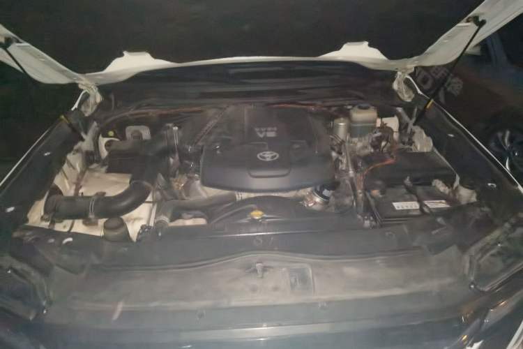 Used Toyota Land Cruiser 2010 4.0L Automatic VX Engine Bay