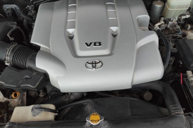 Used Toyota Land Cruiser 2010 4.7L Automatic VX Engine Bay