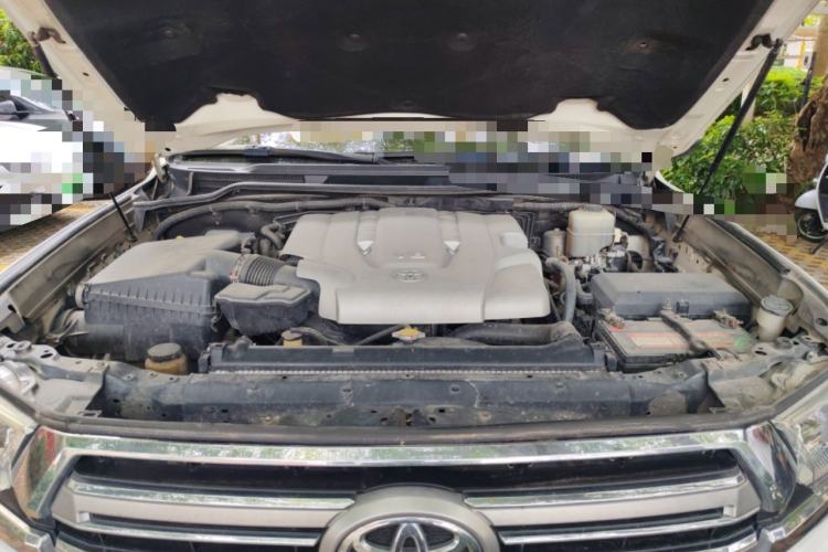 Used Toyota Land Cruiser 2010 4.7L Automatic VX Engine Bay
