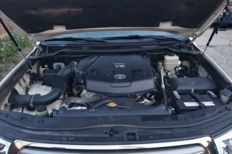 Used Toyota Land Cruiser 2010 4.0L Automatic VX Engine Bay