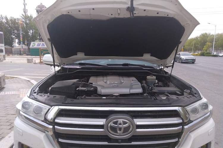 Used Toyota Land Cruiser 2010 4.7L Automatic VX Engine Bay
