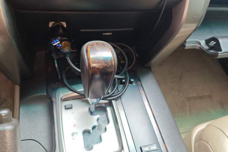 Used Toyota Land Cruiser 2010 4.0L Automatic VX Gear Lever