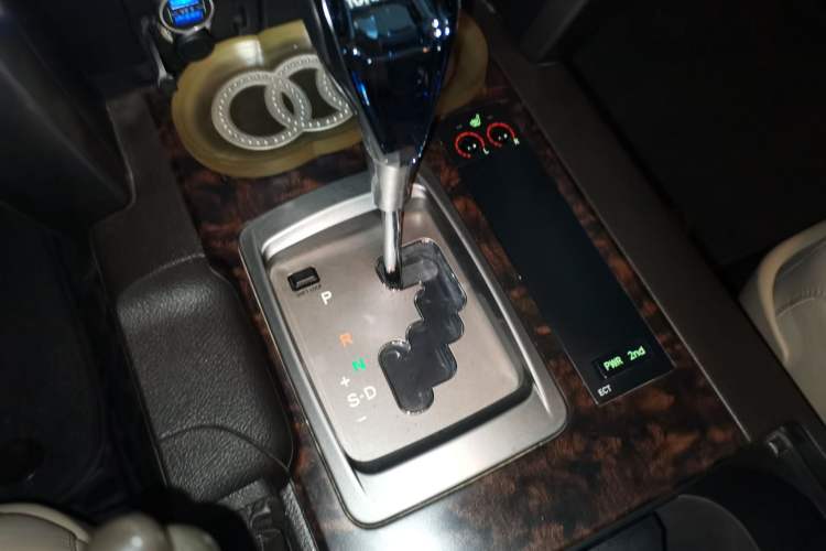 Used Toyota Land Cruiser 2010 4.0L Automatic VX Gear Lever