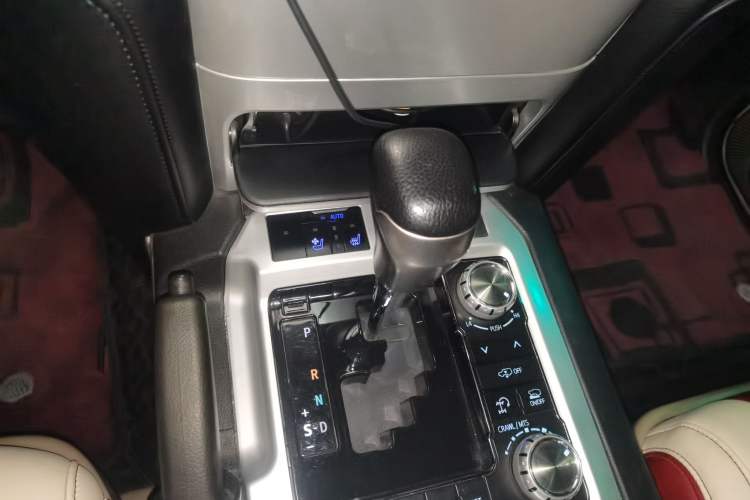 Used Toyota Land Cruiser 2010 4.0L Automatic VX Gear Lever