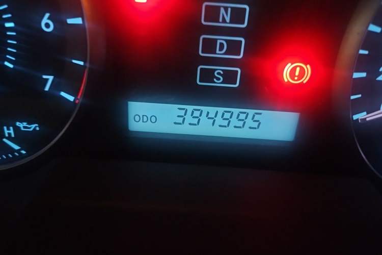 Used Toyota Land Cruiser 2010 4.0L Automatic VX Odometer Close Up