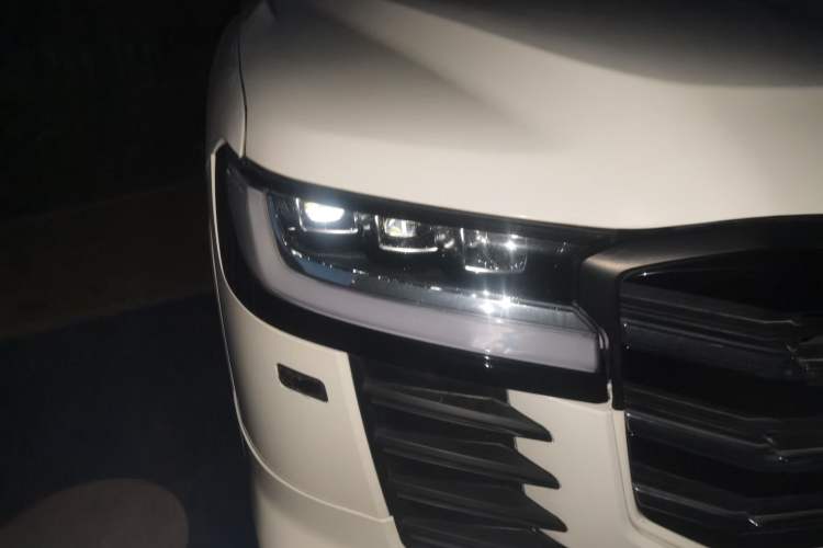 Used Toyota Land Cruiser 2010 4.0L Automatic VX Right Front Headlight