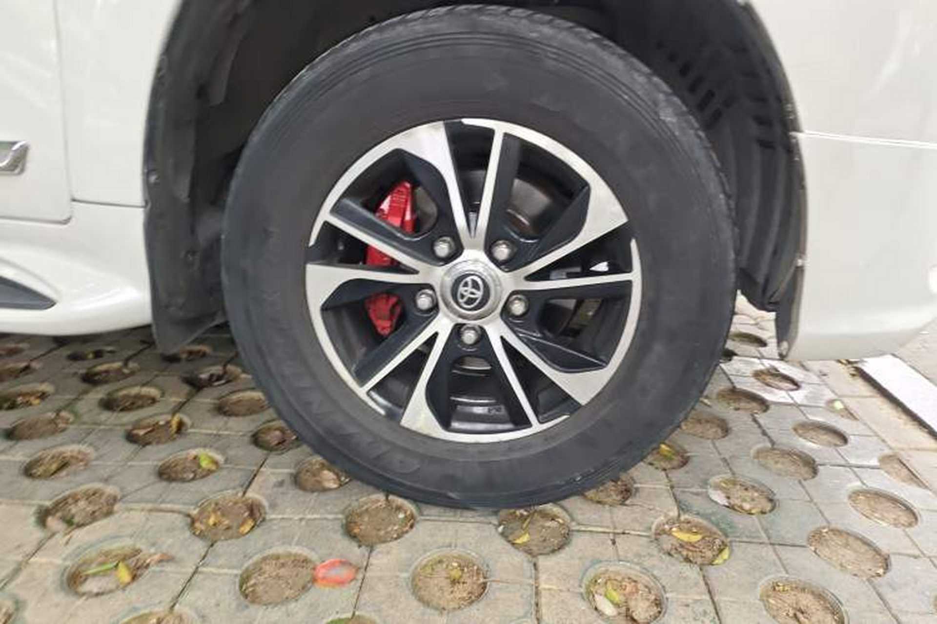 Used Toyota Land Cruiser  Right Front Wheel Hub