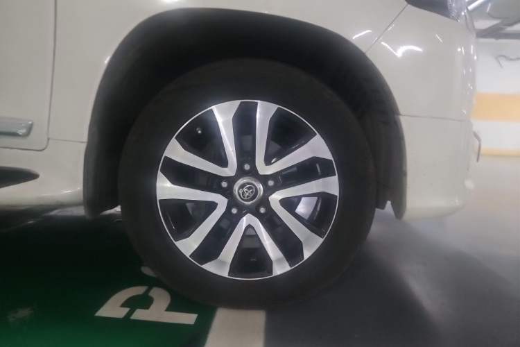 Used Toyota Land Cruiser 2010 4.0L Automatic VX Right Front Wheel Hub