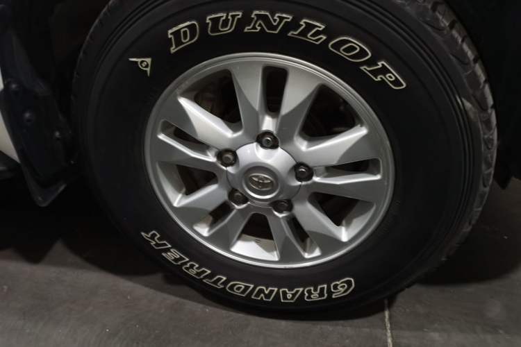 Used Toyota Land Cruiser 2010 4.0L Automatic VX Right Front Wheel Hub