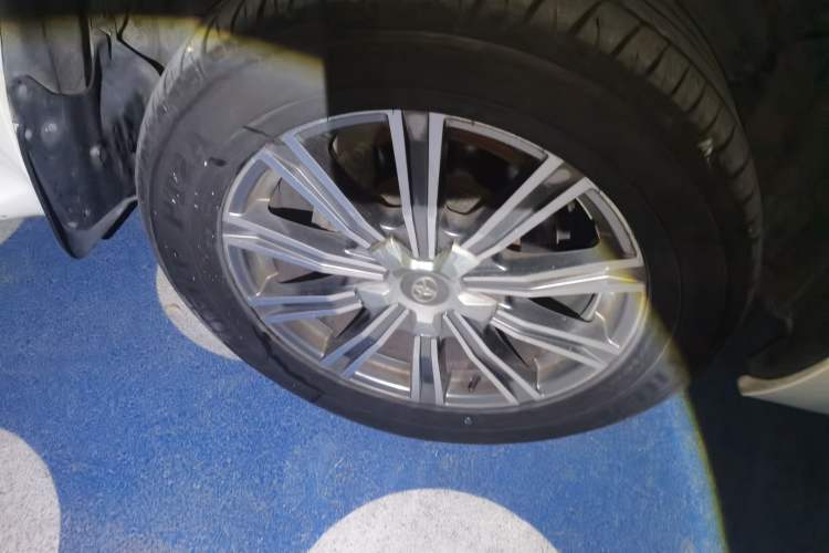 Used Toyota Land Cruiser 2010 4.0L Automatic VX Right Front Wheel Hub