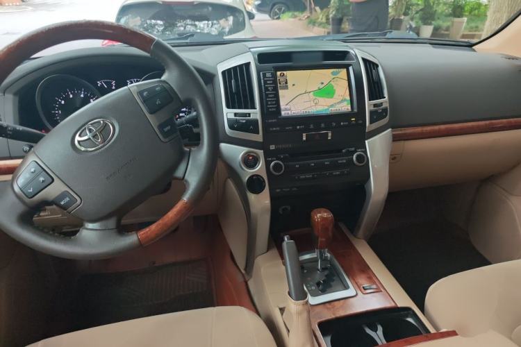 Used Toyota Land Cruiser 2012 4.0L Automatic GX-R Center Console