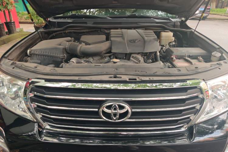 Used Toyota Land Cruiser 2012 4.0L Automatic GX-R Engine Bay