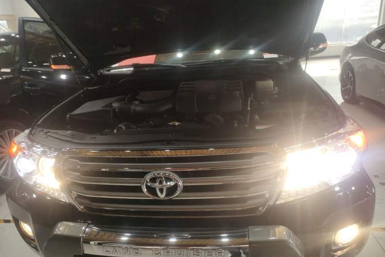 Used Toyota Land Cruiser 2012 4.0L Automatic VX Engine Bay
