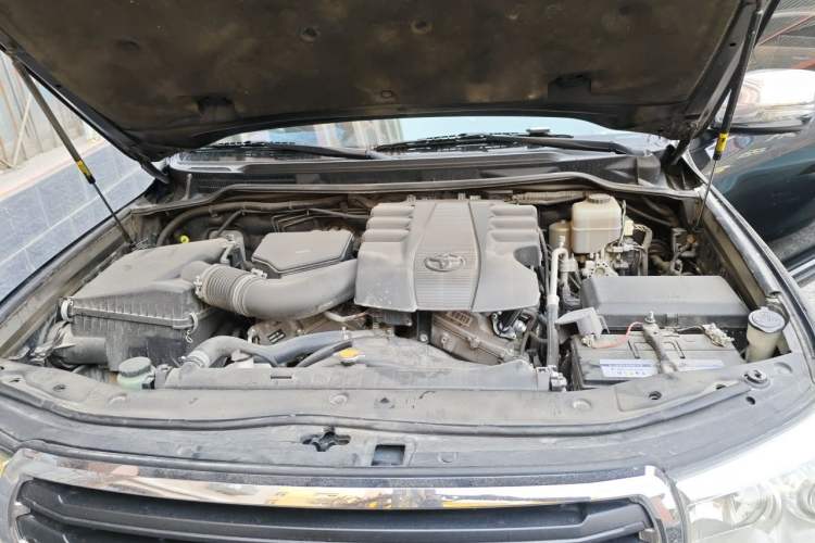Used Toyota Land Cruiser  Engine Bay