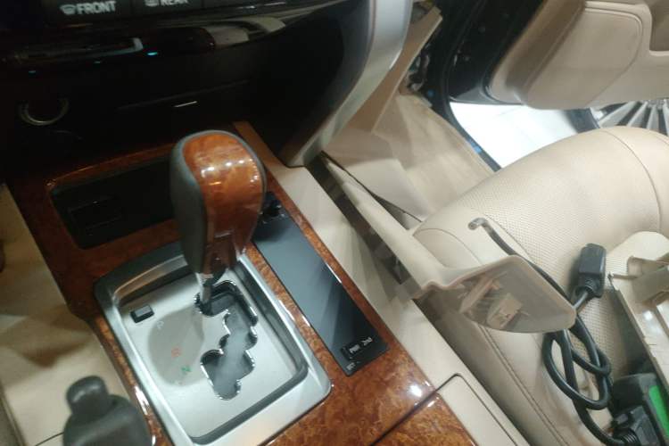 Used Toyota Land Cruiser 2012 4.0L Automatic VX Gear Lever