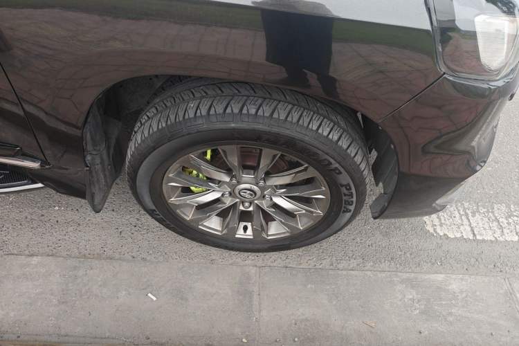 Used Toyota Land Cruiser 2012 4.6L Automatic VX-R Right Front Wheel Hub