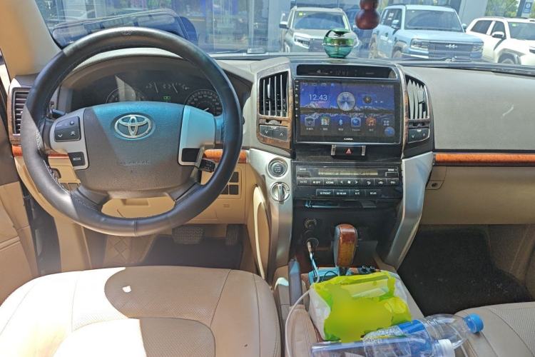 Used Toyota Land Cruiser 2012 4.0L Automatic VX Center Console