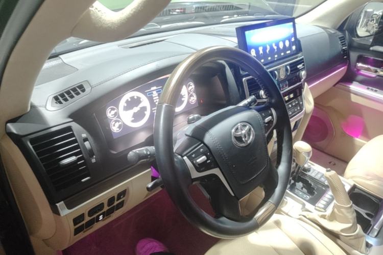 Used Toyota Land Cruiser 2012 4000 Center Console