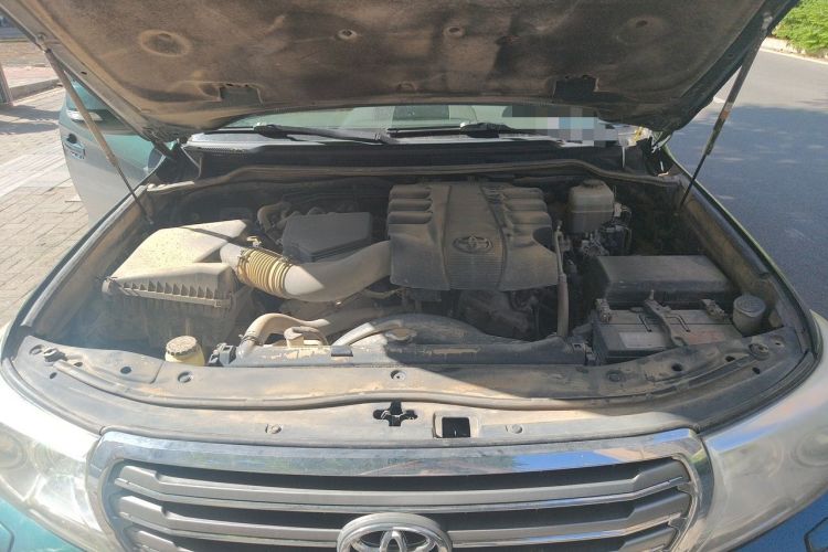 Used Toyota Land Cruiser 2012 4.0L Automatic VX Engine Bay