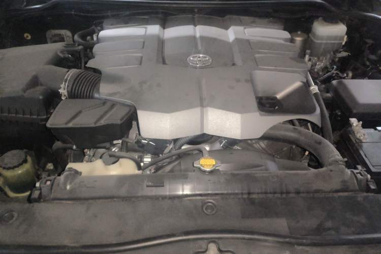 Used Toyota Land Cruiser 2012 4.6L Automatic VX-R Engine Bay