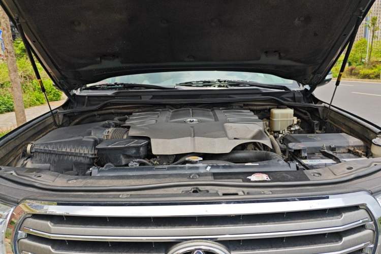 Used Toyota Land Cruiser 2012 4.6L Automatic VX-R Engine Bay