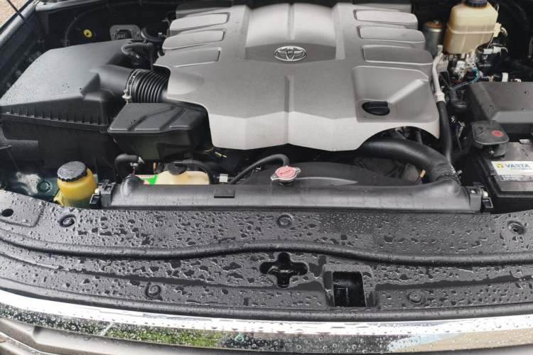 Used Toyota Land Cruiser 2012 4.6L Automatic VX-R Engine Bay