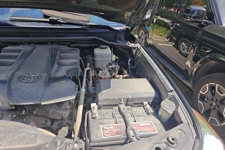 Used Toyota Land Cruiser 2012 4.0L Automatic VX Engine Bay Left
