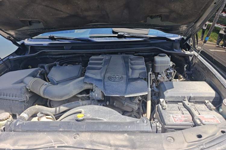 Used Toyota Land Cruiser 2012 4.0L Automatic VX Engine Bay