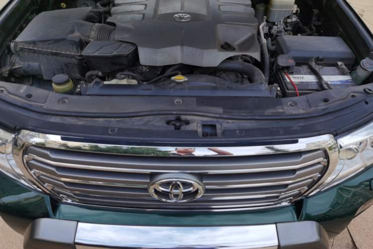 Used Toyota Land Cruiser 2012 4.6L Automatic VX-R Engine Bay