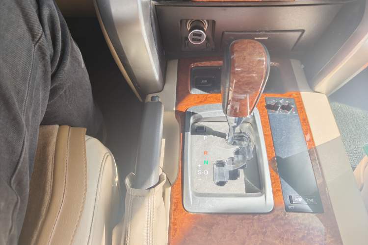 Used Toyota Land Cruiser 2012 4.0L Automatic VX Gear Lever