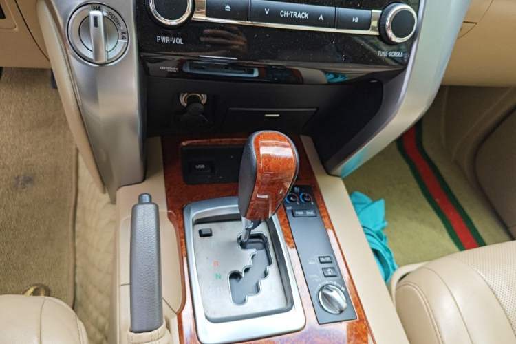 Used Toyota Land Cruiser 2012 4.6L Automatic VX-R Gear Lever