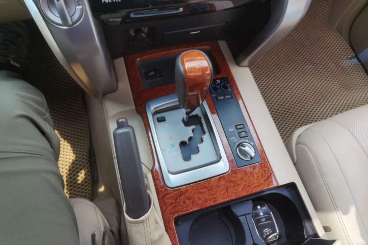 Used Toyota Land Cruiser 2012 4.6L Automatic VX-R Gear Lever