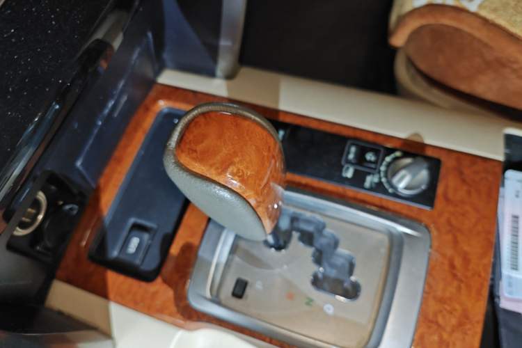 Used Toyota Land Cruiser 2012 4.6L Automatic VX-R Gear Lever