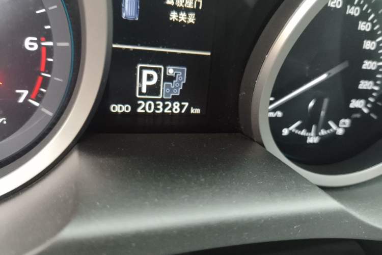 Used Toyota Land Cruiser 2012 4.6L Automatic VX-R Odometer Close Up
