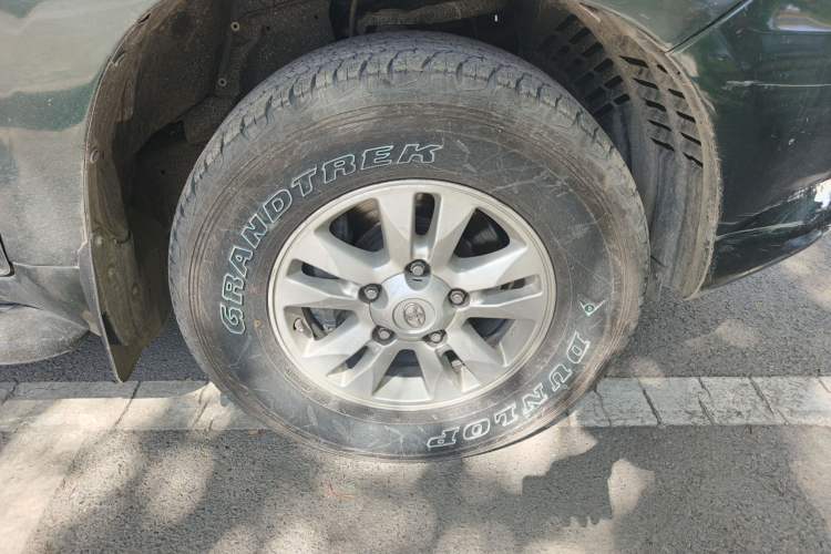 Used Toyota Land Cruiser 2012 4.0L Automatic VX Right Front Wheel Hub