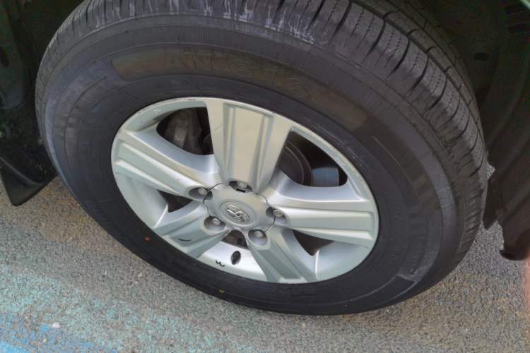 Used Toyota Land Cruiser 2012 4.6L Automatic VX-R Right Front Wheel Hub